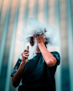 Photographie De Mise Au Point Sélective D'un Homme Faisant Un Tour De Vape