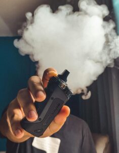 Personne Tenant Une Vape Noire